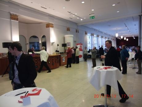 CIMG0264_im Saal-14 kommt jetzt Bewegung ins Geschehen.jpg